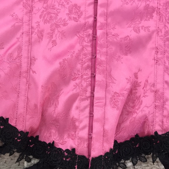 Pink and black laced corset - Picture 5 of 9